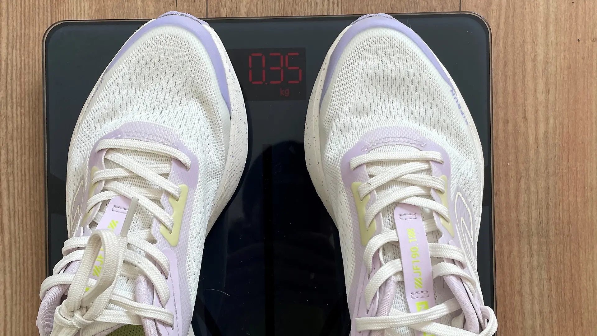 Der KIPRUN Jogflow 190.1 auf der Waage. 