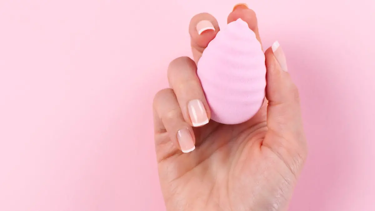 Frau hält Beauty Blender
