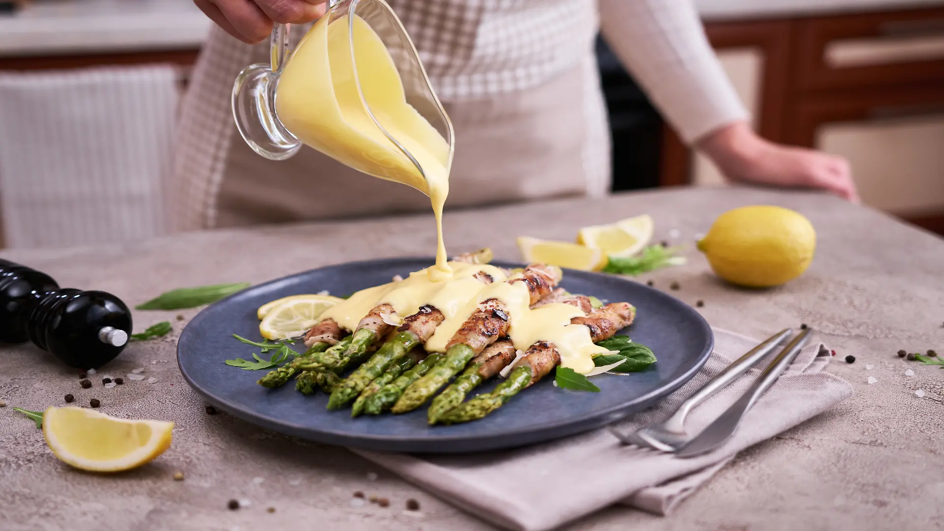 Sauce Hollandaise kann man ganz einfach selber machen.
