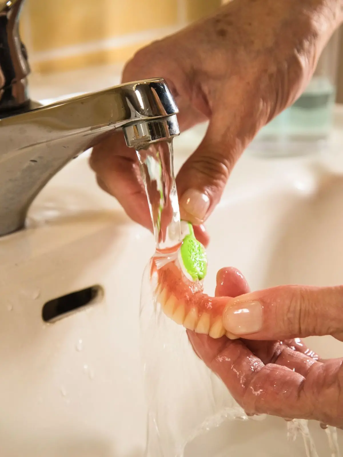 Bild zu: "Dieb stiehlt 30 Jahre benutztes Gebiss aus Wasserglas"