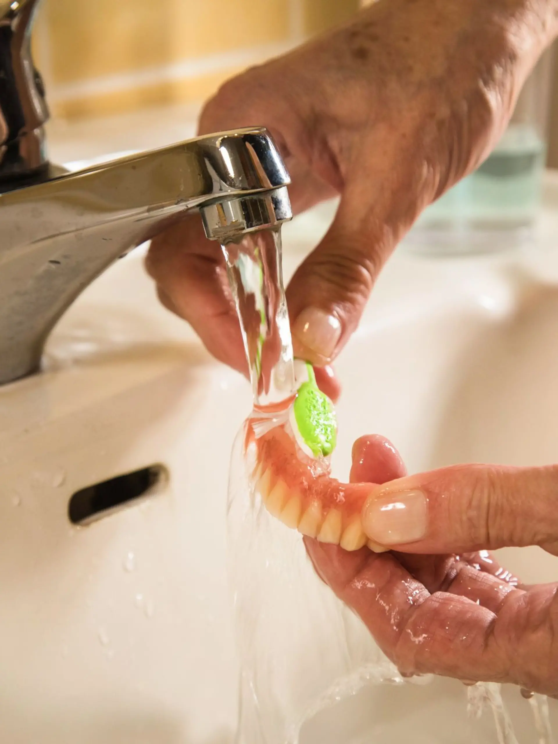 Bild zu: "Dieb stiehlt 30 Jahre benutztes Gebiss aus Wasserglas"