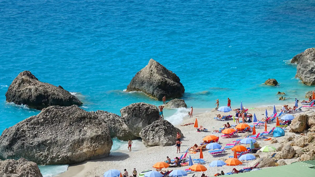 Urlauber am Strand in Griechenland