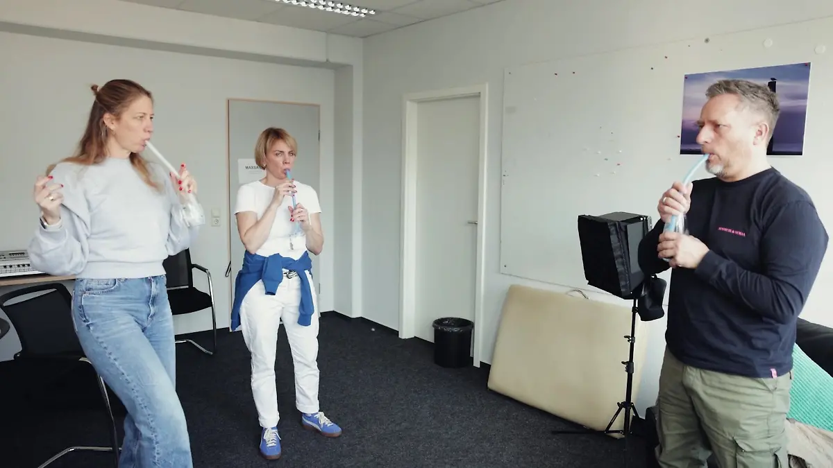 Von Vocalcoach Charlotte Heinke bekommen Gisa und Lars bestimmte Übungen für ihre Stimme gezeigt. 
