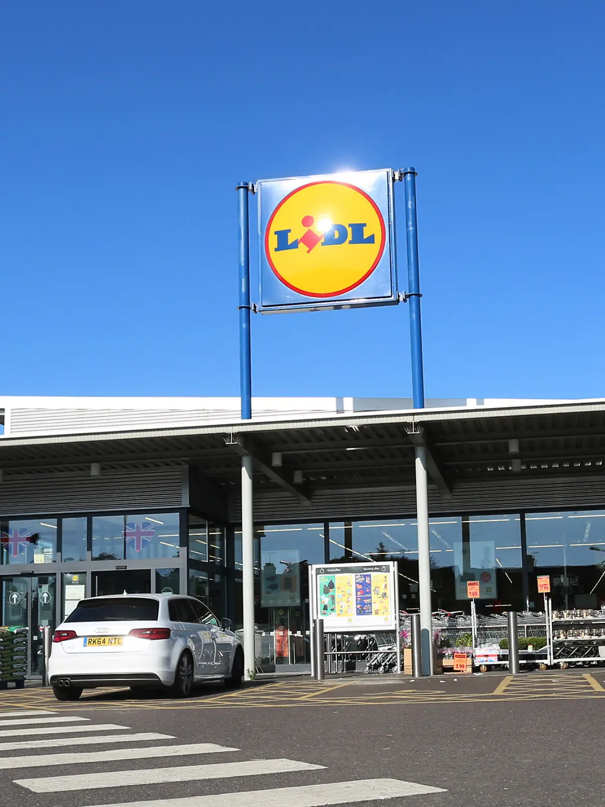 Bild zu: "Senioren prügeln sich vor Lidl-Filiale – 71-Jährige tot!"