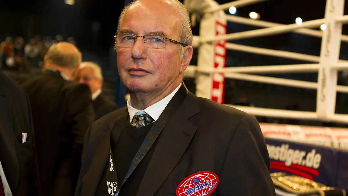 Bildnummer: 09394503  Datum: 14.01.2012  Copyright: imago/Moritz Müller
WBO European super middleweight title; Randgeschehen, Jean-Marcel Nartz; x1x xsk 2012 quer Boxen; Sauerland Event GmbH; WBO European super middleweight title 

Image number 09394503 date 14 01 2012 Copyright imago Moritz Mueller WBO European Super Middle Weight Title Peripheral events Jean Marcel Nartz x1x xsk 2012 horizontal boxing Sauerland Event GmbH WBO European Super Middle Weight Title  