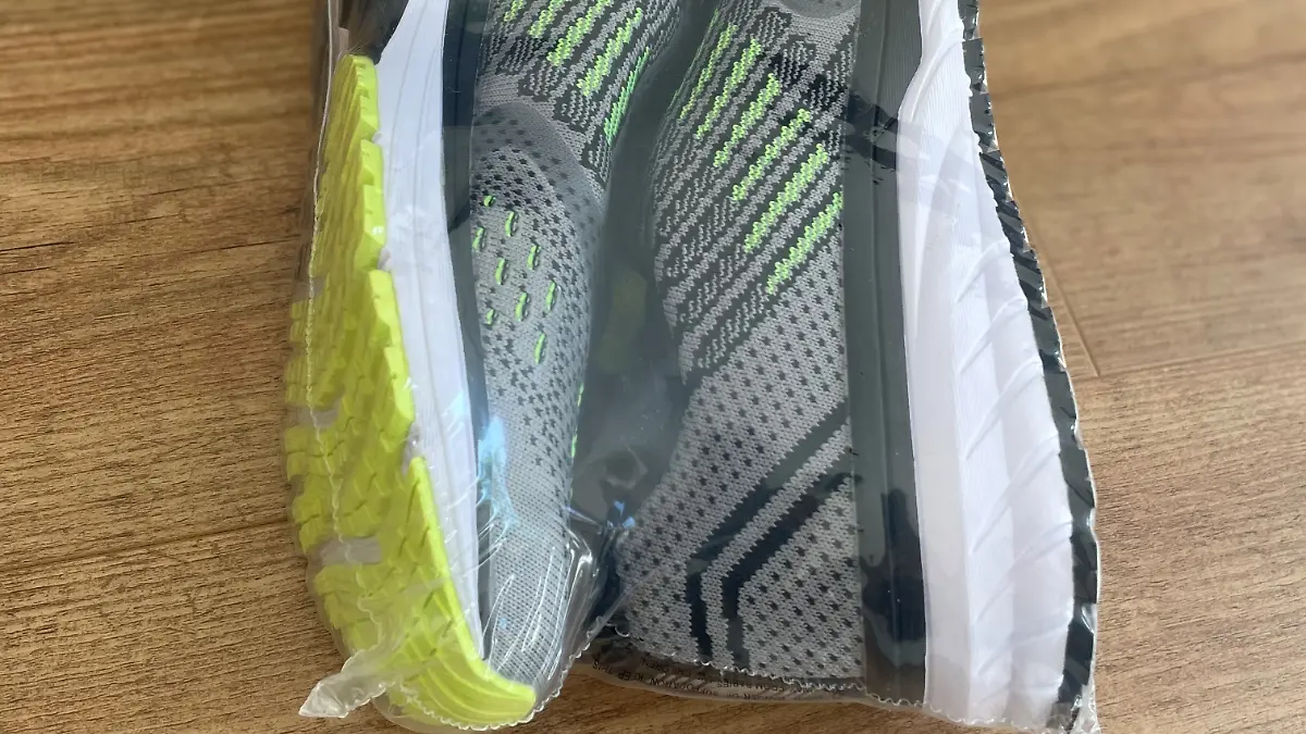Der Laufschuh in Plastikhülle eingepackt.
