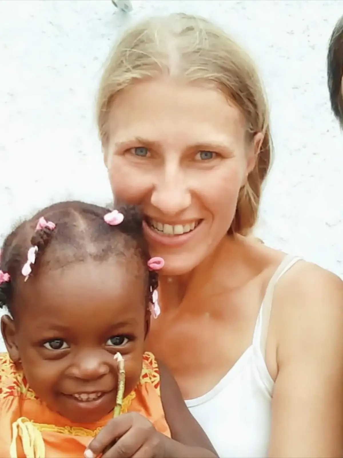 Familie Huber hat im vergangenen August die kleine Pamela kennengelernt, die sie aus einem Waisenhaus in Haitis Hauptstadt Port-au-Prince adoptieren will. Doch wegen des Coronavirus gibt es keine Flüge nach Haiti und die Adoption gerät ins Stocken. Können die Hubers ihre Adoptivtochter trotzdem in die Arme schließen? Das sehen Sie im Video.