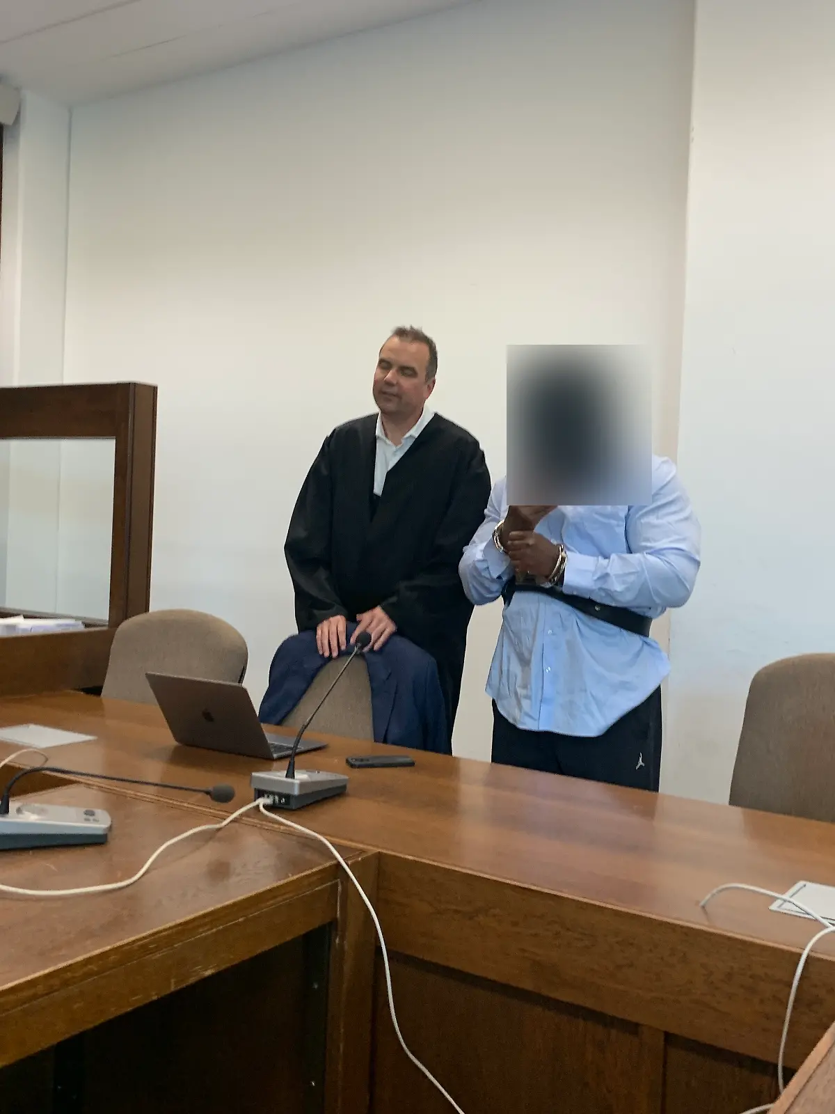 Unter Drogen hat Mbanbe M. einer Polizistin das Ohr abgebissen