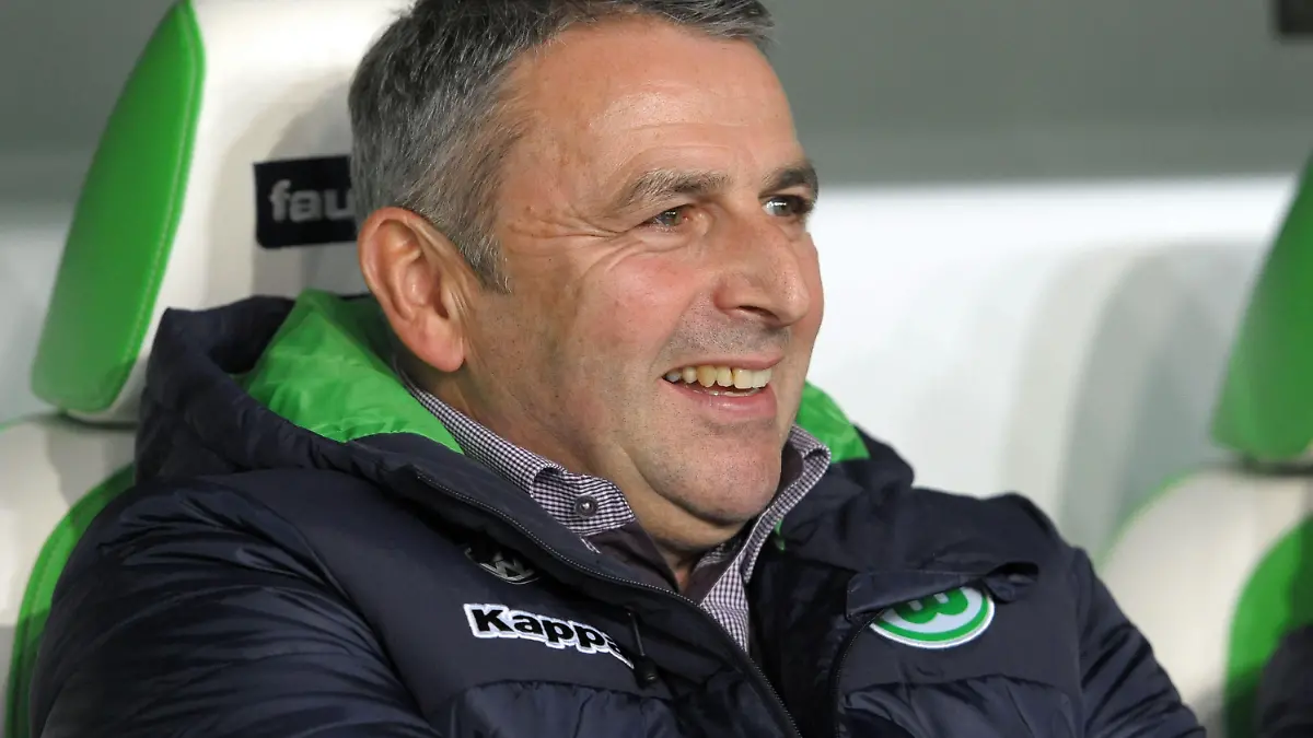 ARCHIV - Fußball Bundesliga 11. Spieltag: VfL Wolfsburg - Bayer 04 Leverkusen am 31.10.2015 in der Volkswagen-Arena in Wolfsburg (Niedersachsen). Wolfsburgs Manager Klaus Allofs ist vor dem Spiel in der Arena. Foto: Peter Steffen/dpa (zu lni "Menschen aus den Schlagzeilen: So feiern sie Weihnachten" vom 23.12.2015) +++(c) dpa - Bildfunk+++