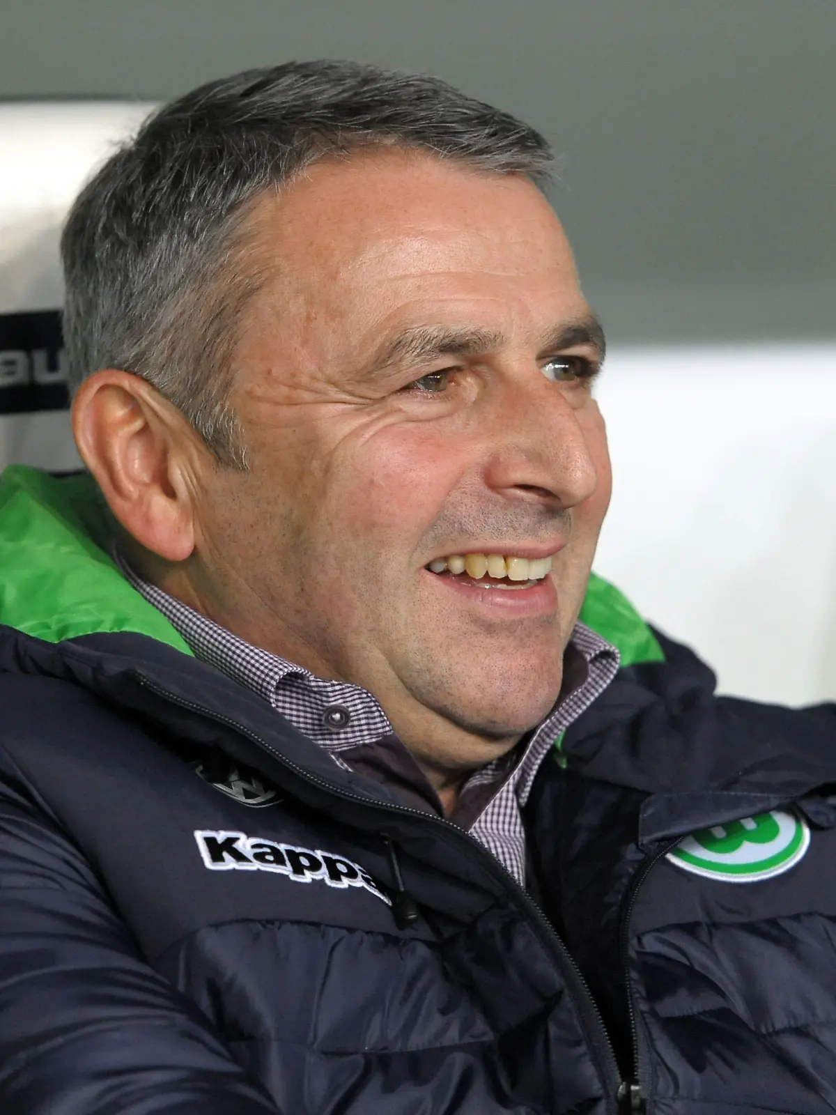 ARCHIV - Fußball Bundesliga 11. Spieltag: VfL Wolfsburg - Bayer 04 Leverkusen am 31.10.2015 in der Volkswagen-Arena in Wolfsburg (Niedersachsen). Wolfsburgs Manager Klaus Allofs ist vor dem Spiel in der Arena. Foto: Peter Steffen/dpa (zu lni "Menschen aus den Schlagzeilen: So feiern sie Weihnachten" vom 23.12.2015) +++(c) dpa - Bildfunk+++