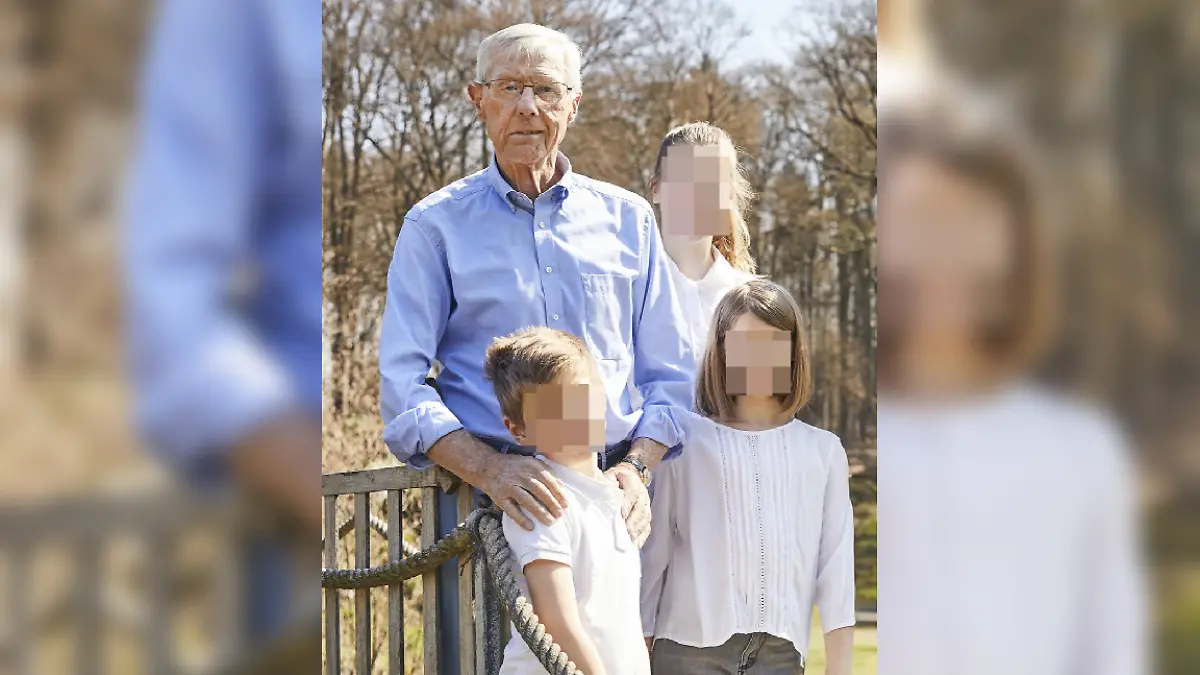 Eugen Block mit seinen drei Enkelkindern, die jetzt in Dänemark sind.