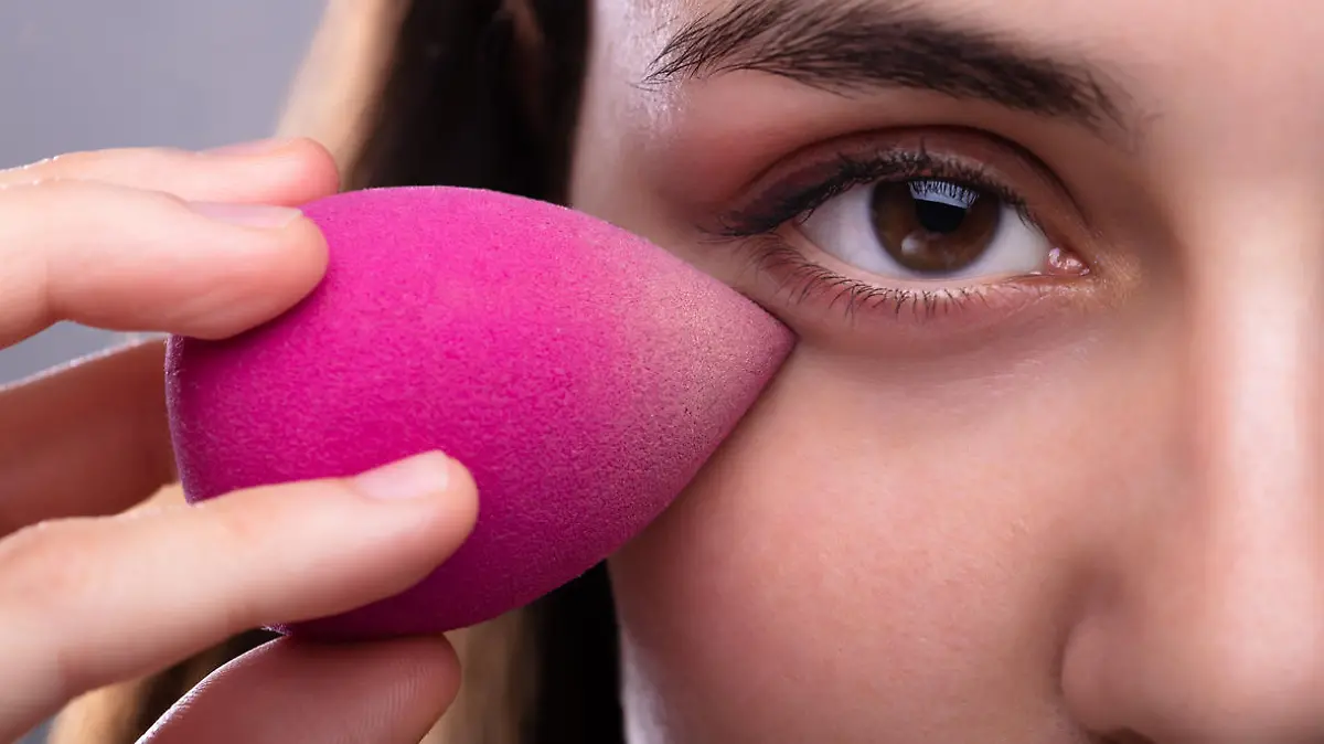 Frau benutzt Beauty Blender