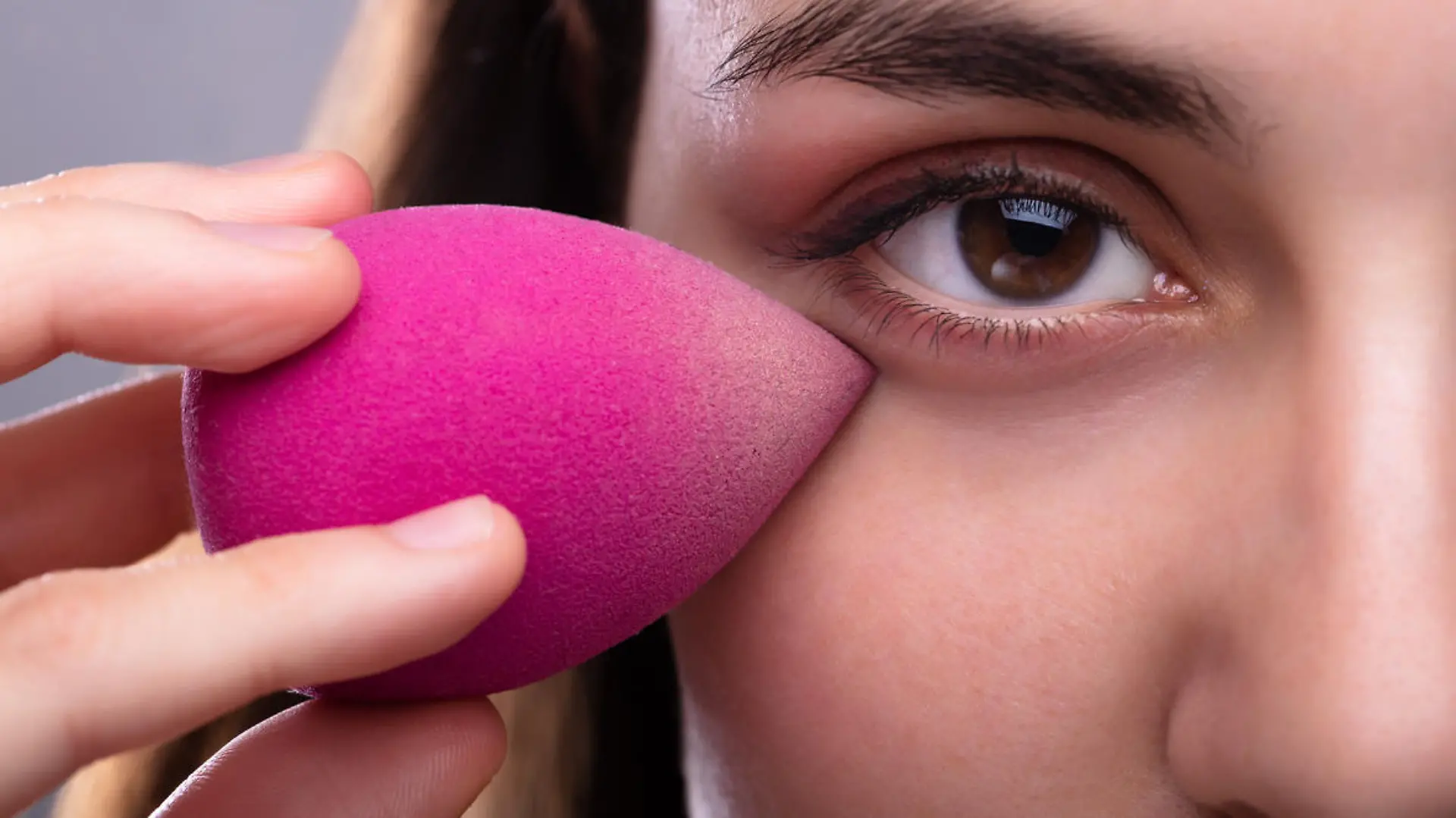 Frau benutzt Beauty Blender