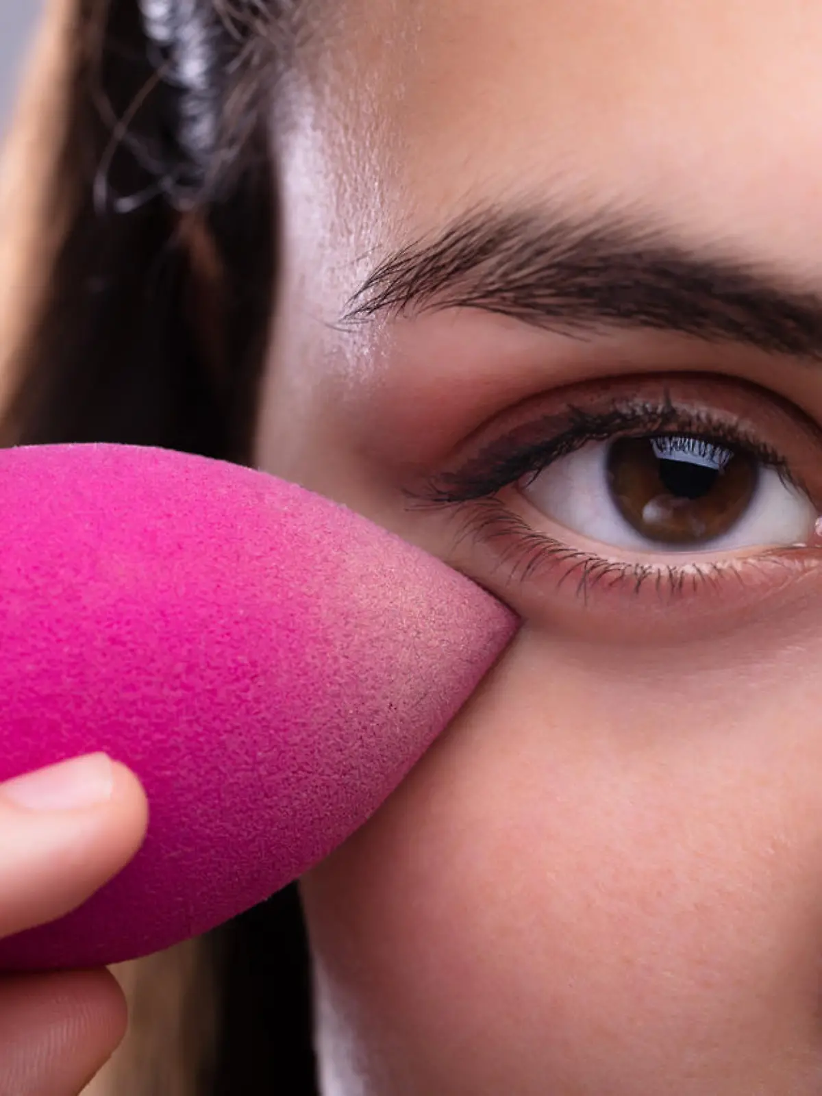 Frau benutzt Beauty Blender
