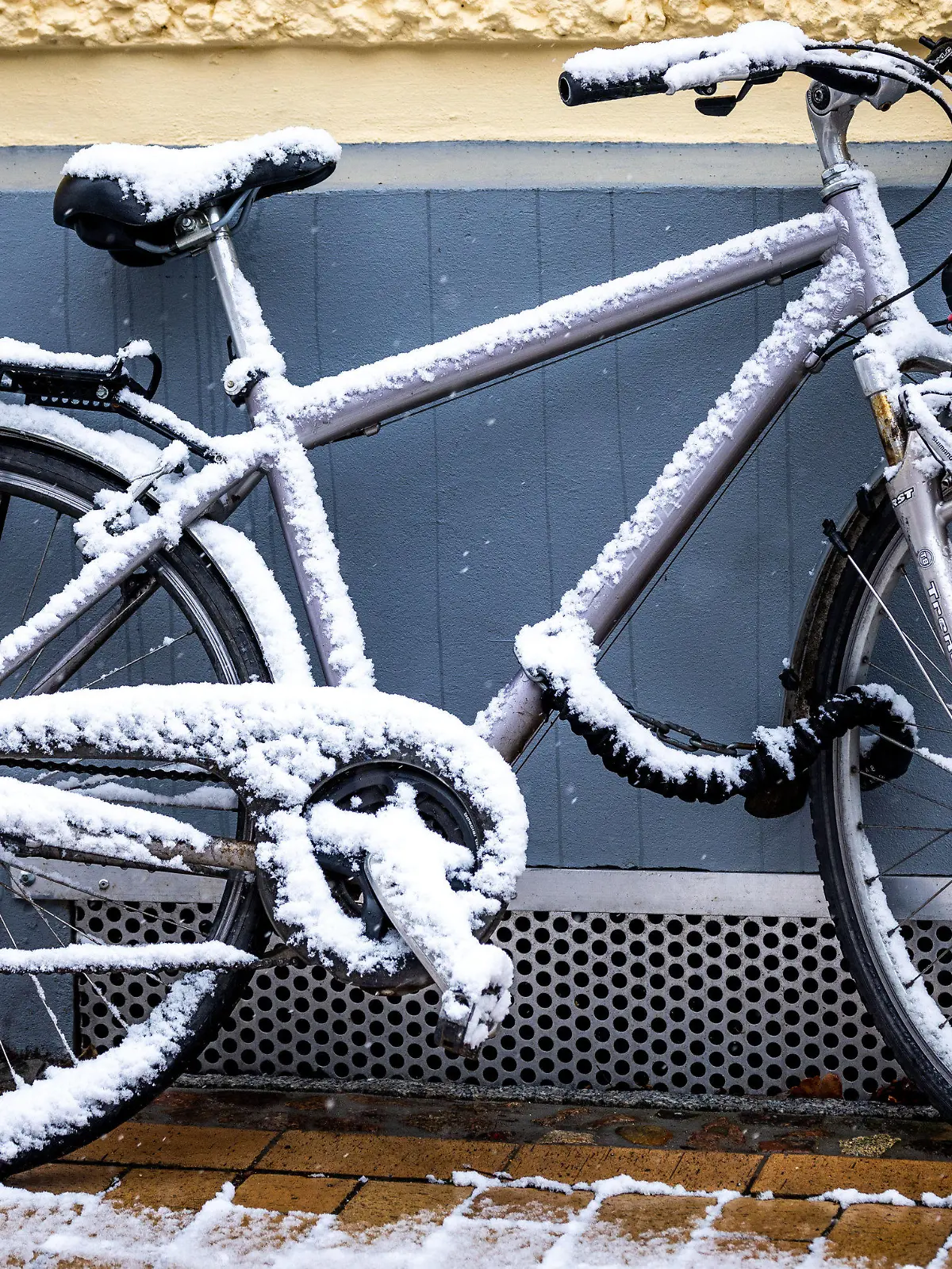 10.03.2023, Mecklenburg-Vorpommern, Schwerin: Schnee liegt auf einem abgestellten Fahrrad in der Altstadt. Mit Schneefall und Temperaturen unter null Grad zeigt sich der März in Norddeutschland von seiner winterlichen Seite. Foto: Jens Büttner/dpa +++ dpa-Bildfunk +++