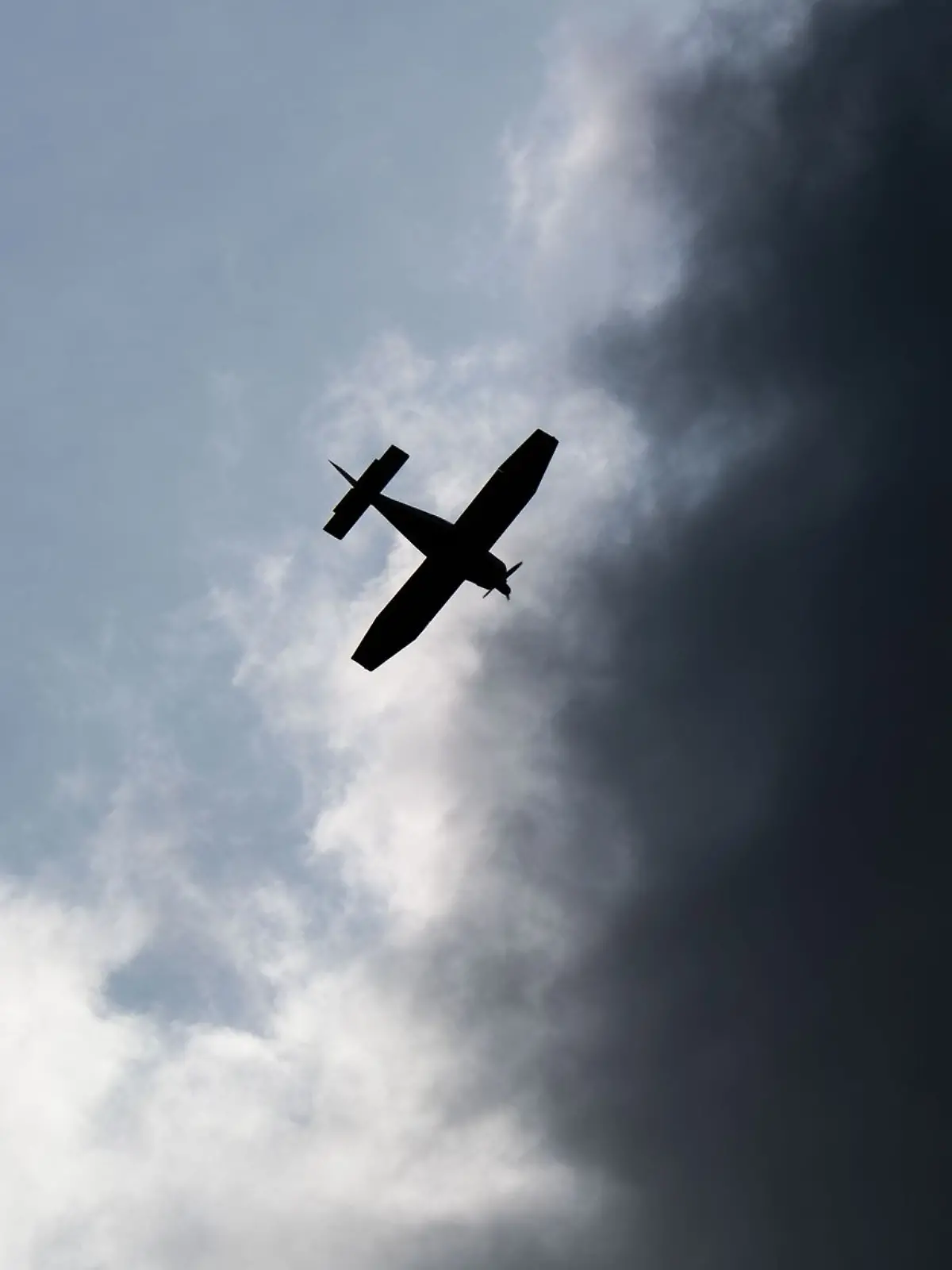 Bild zu: "Leichtflugzeug gerät in Brand und stürzt ab – Pilot (62) schwer verletzt"