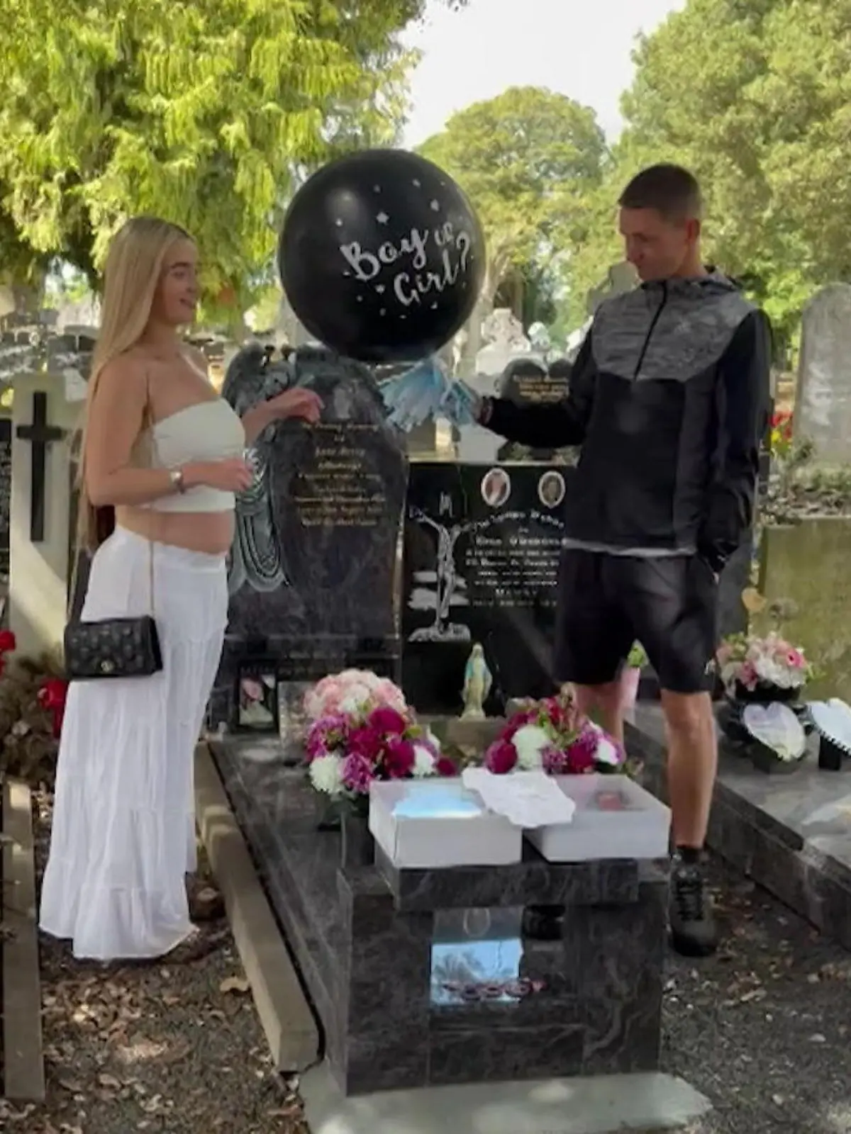 Caitlyn Hallion bei ihrer Gender-Reveal-Party auf dem Friedhof.