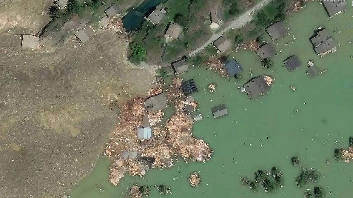 Dieses von Maxar Technologies bereitgestellte Satellitenbild zeigt die Folgen des Gletscherabbruchs in Blatten.