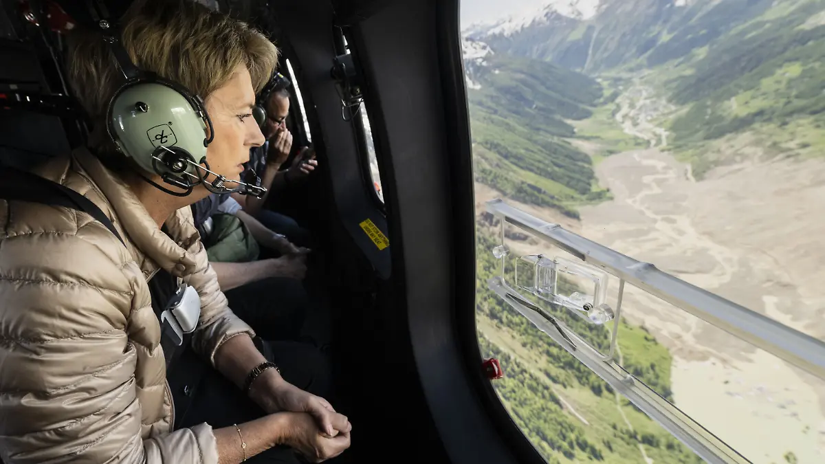 Die Schweizer Bundespräsidentin Karin Keller-Sutter beobachtet von einem Hubschrauber aus die Schäden, die ein Gletscherabbruch, im schweizerischen Blatten angerichtet hat. 