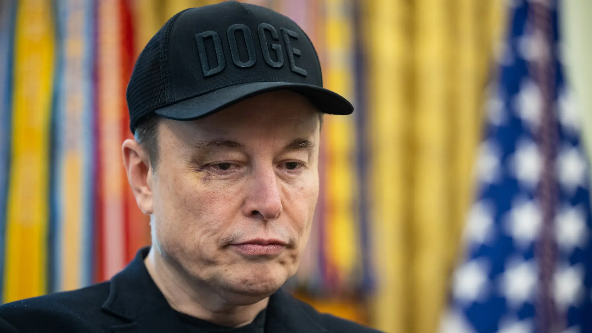 Elon Musk erscheint mit Veilchen bei seiner vorerst letzten Pressekonferenz im Oval Office.