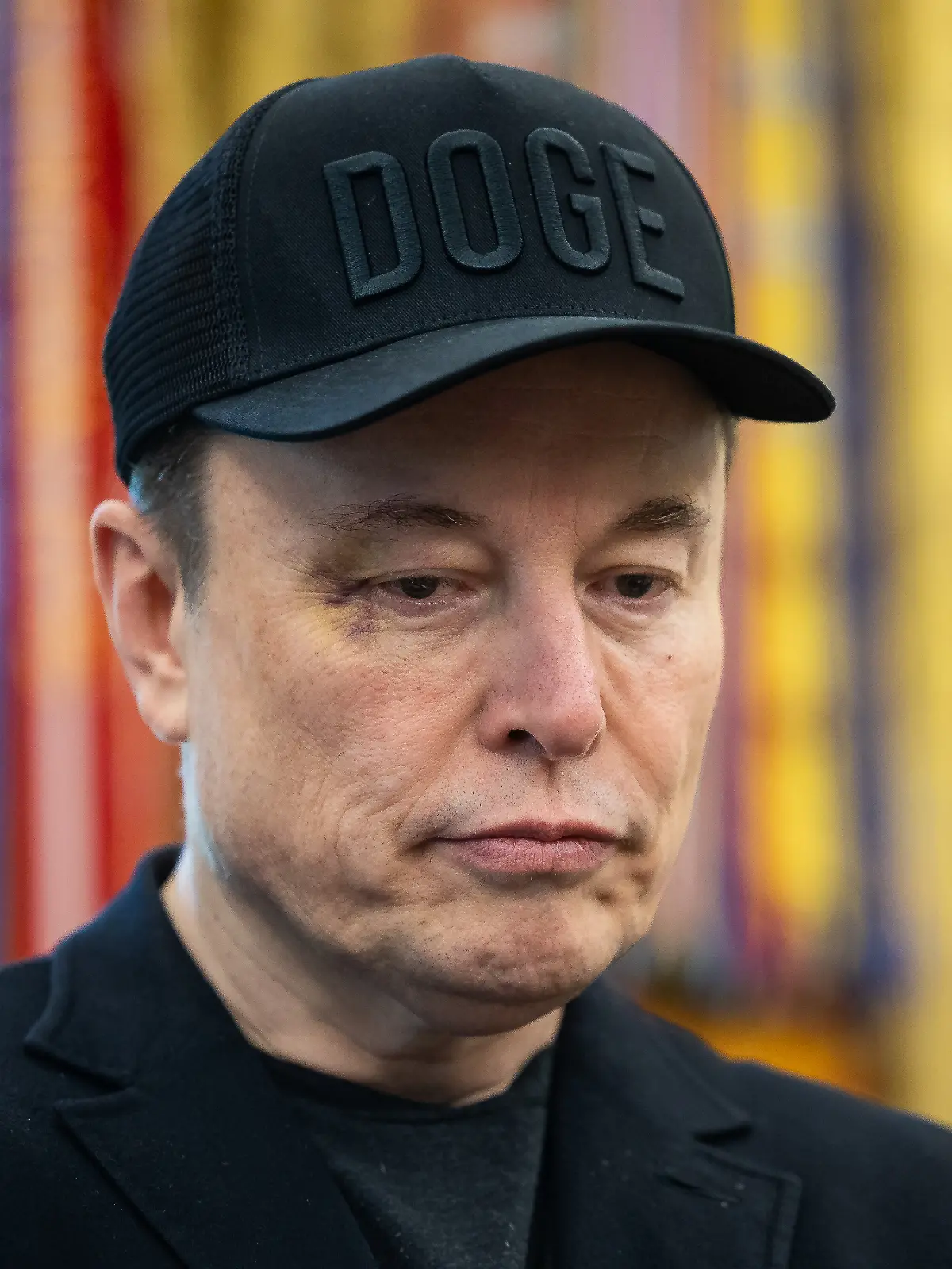 Elon Musk erscheint mit Veilchen bei seiner vorerst letzten Pressekonferenz im Oval Office. 