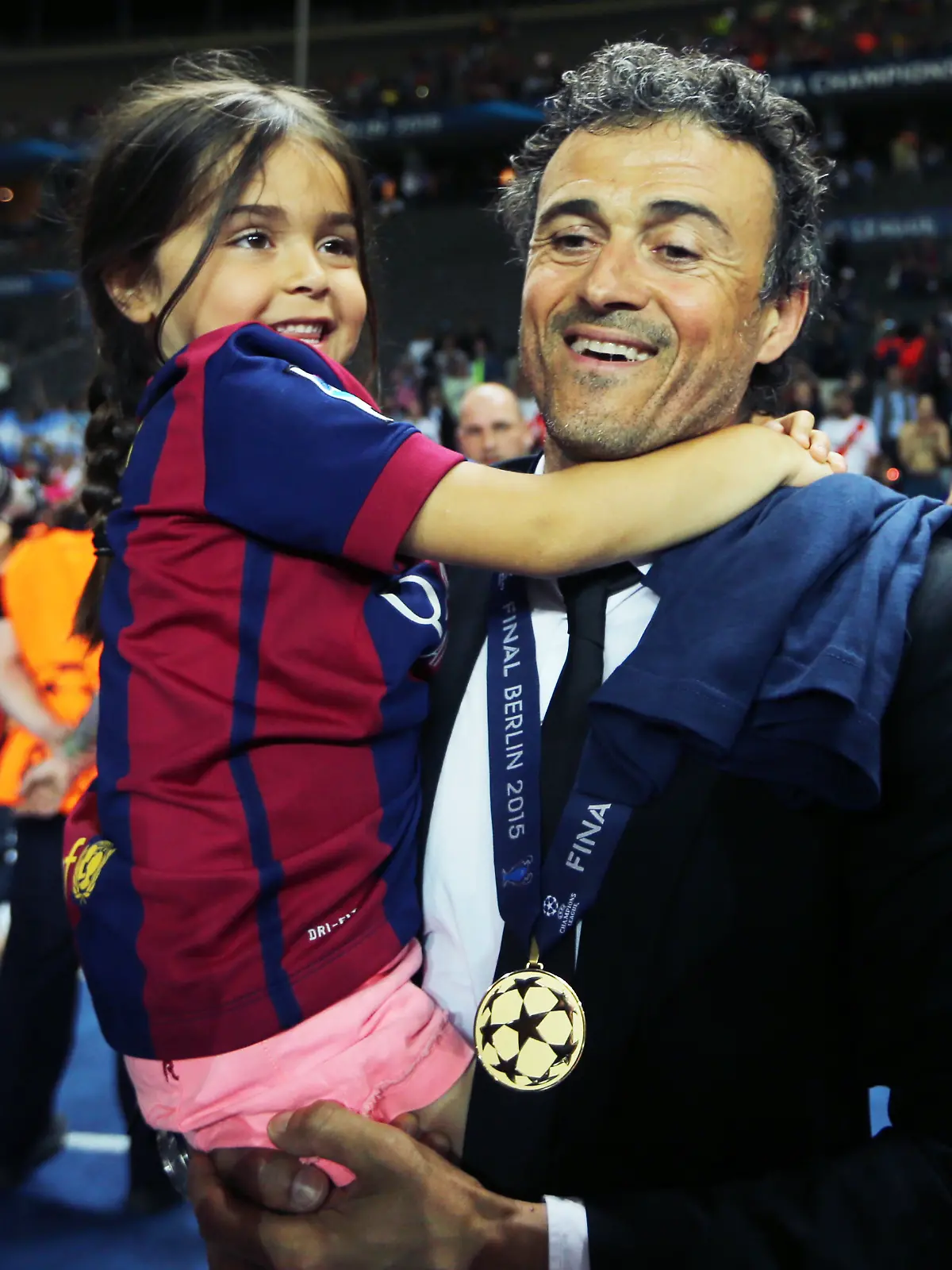 Barcelonas Cheftrainer Luis Enrique und seine Tochter Xana feiern nach dem Sieg im UEFA Champions League-Finale zwischen Juventus FC und dem FC Barcelona im Olympiastadion in Berlin (2015)