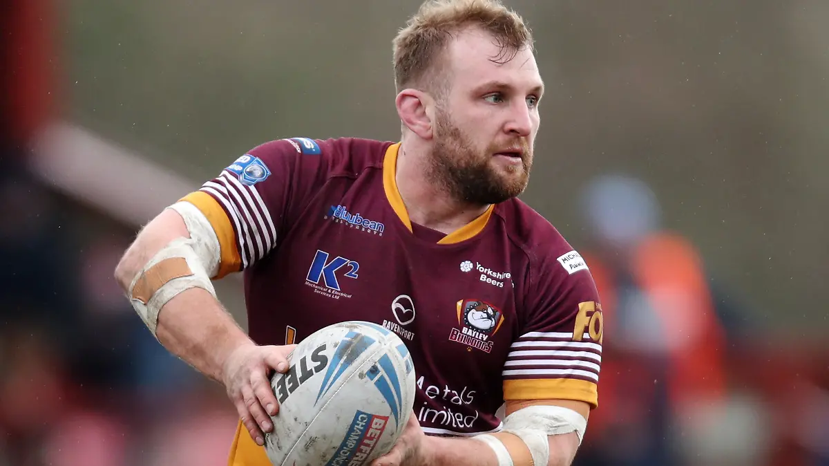 Brandon Moore von den Batley Bulldogs läuft mit dem Ball