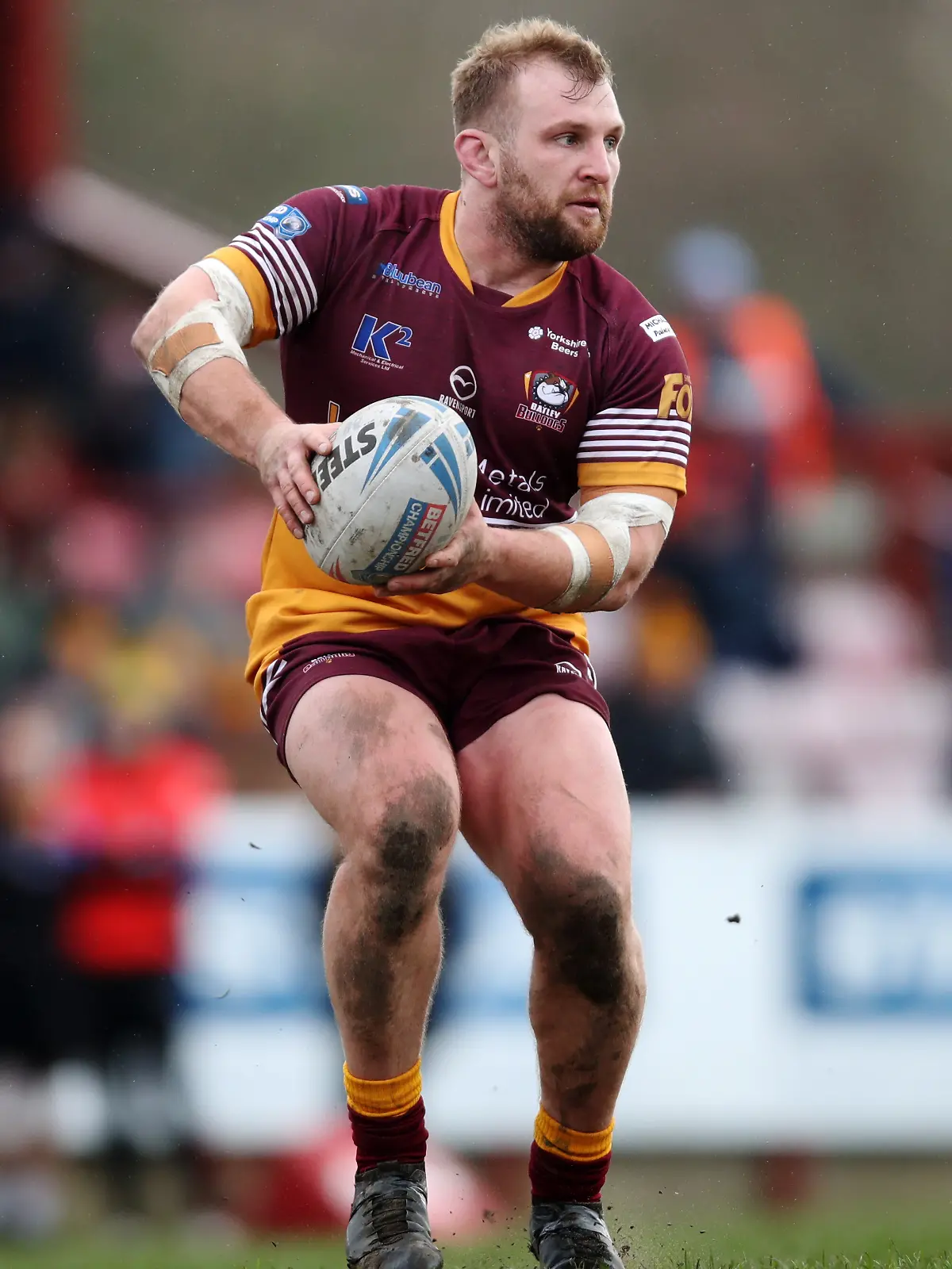 Brandon Moore von den Batley Bulldogs läuft mit dem Ball 