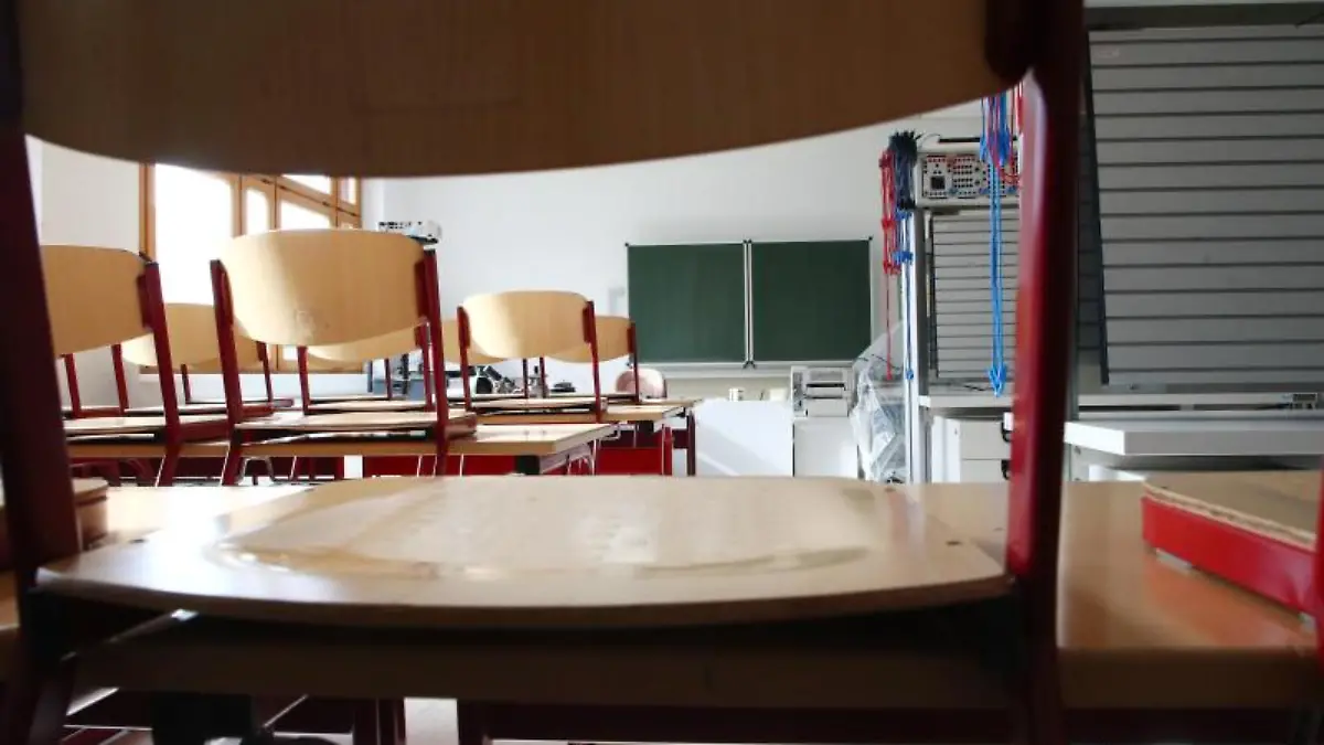 Stühle stehen in einem leeren Klassenzimmer auf den Tischen. Foto: Bodo Schackow/zb/dpa/Symbolbild
