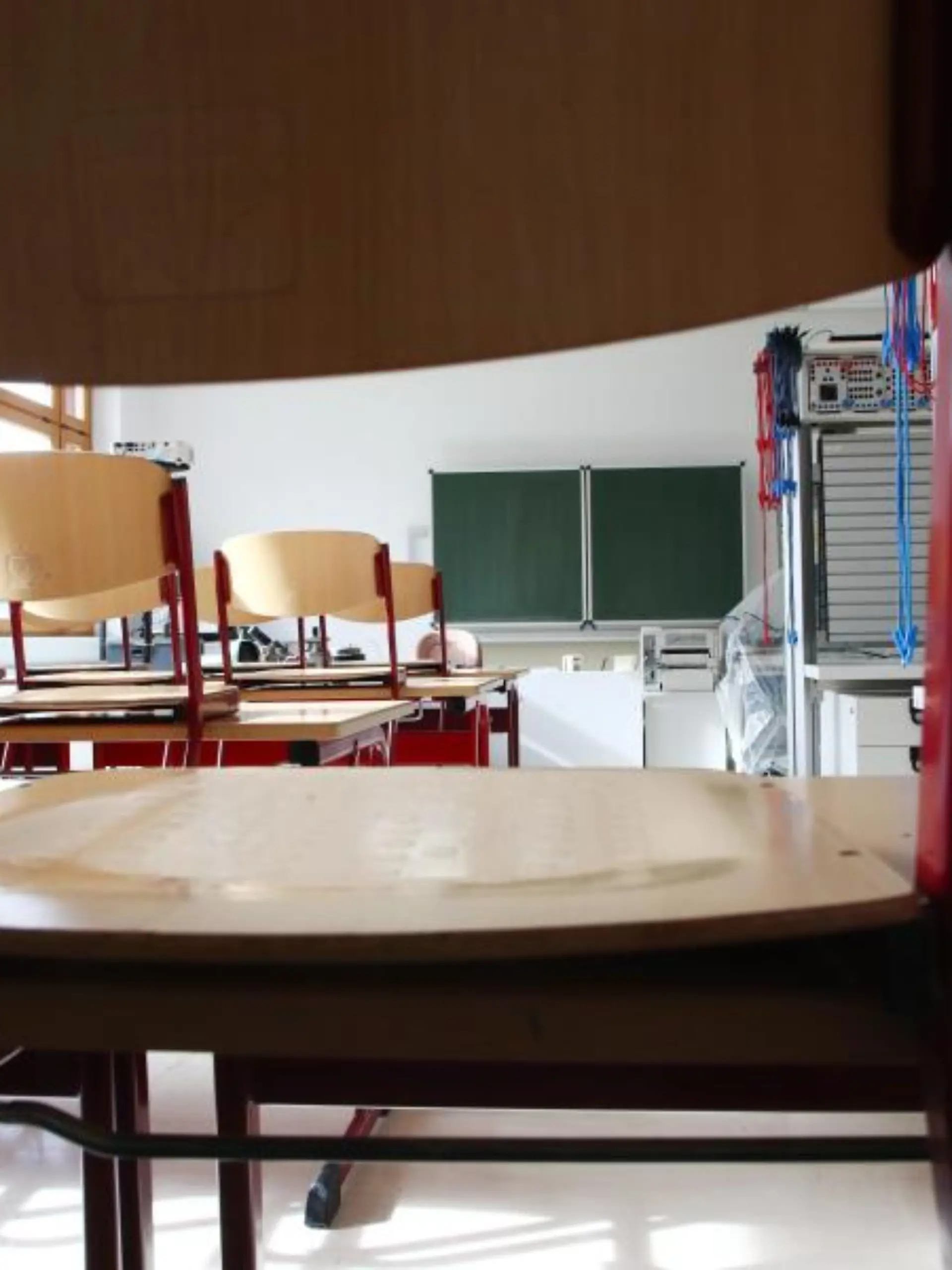 Stühle stehen in einem leeren Klassenzimmer auf den Tischen. Foto: Bodo Schackow/zb/dpa/Symbolbild