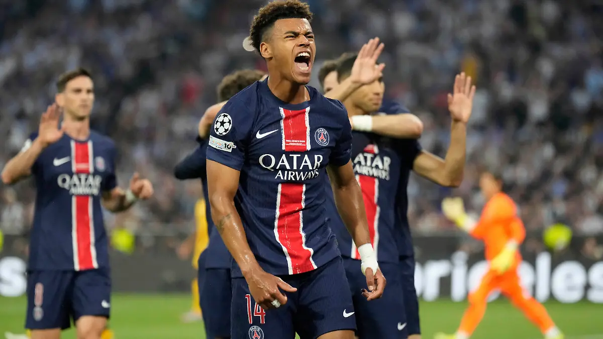Desire Doue von PSG jubelt nach dem ersten Tor von Achraf Hakimi während des Champions-League-Finales zwischen Paris Saint-Germain und Inter Mailand in der Allianz Arena in München