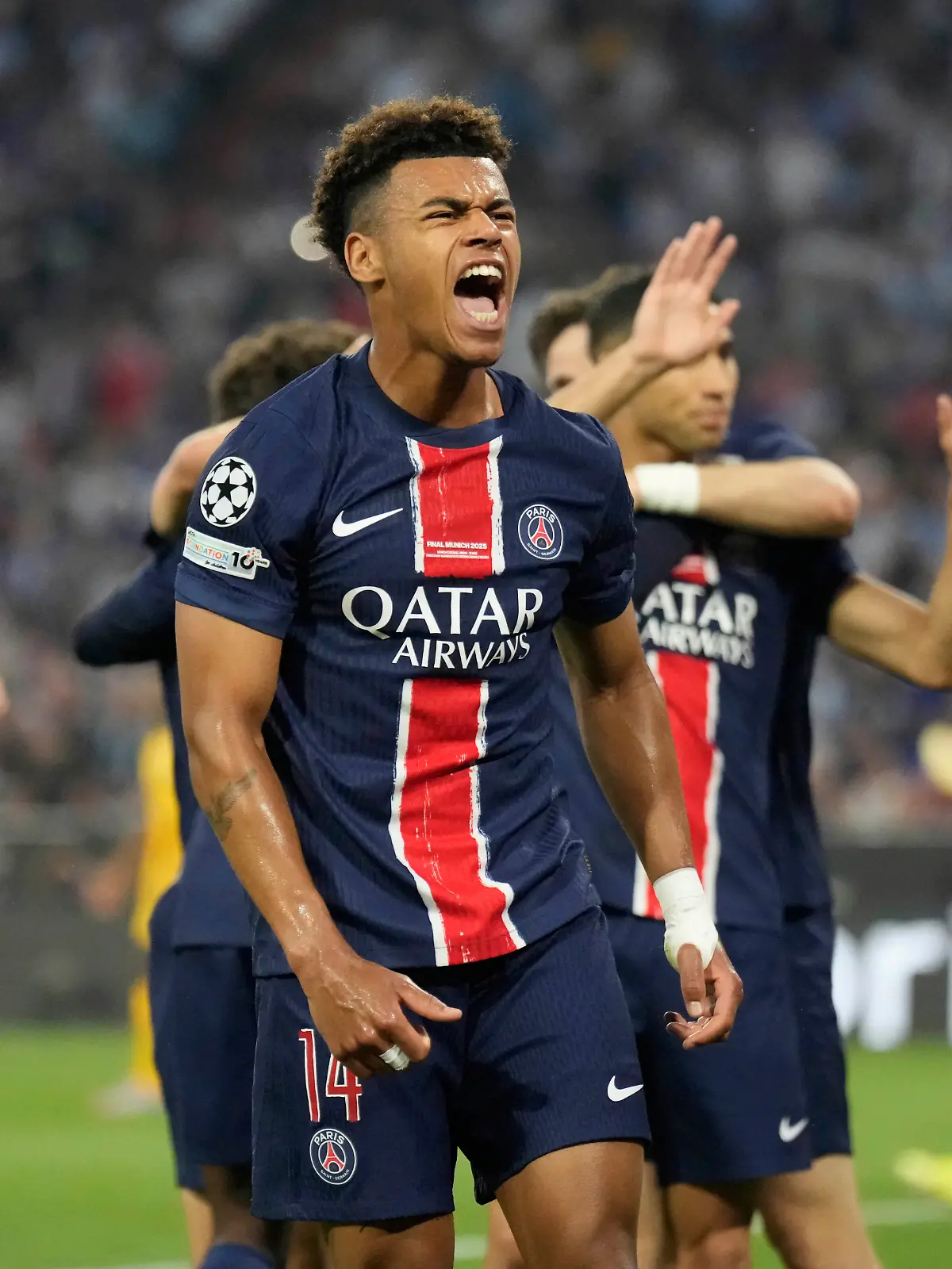 Desire Doue von PSG jubelt nach dem ersten Tor von Achraf Hakimi während des Champions-League-Finales zwischen Paris Saint-Germain und Inter Mailand in der Allianz Arena in München