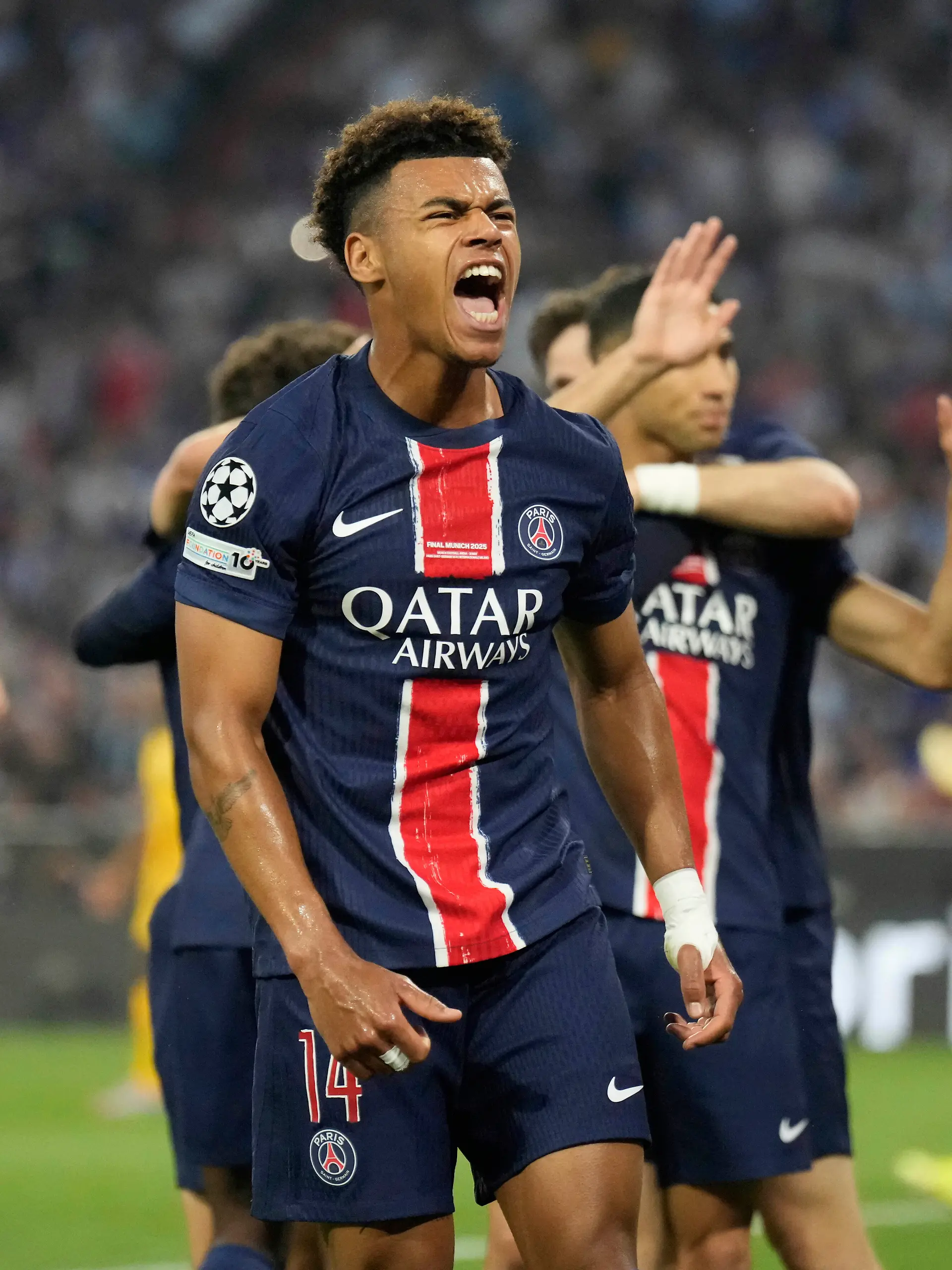 Desire Doue von PSG jubelt nach dem ersten Tor von Achraf Hakimi während des Champions-League-Finales zwischen Paris Saint-Germain und Inter Mailand in der Allianz Arena in München