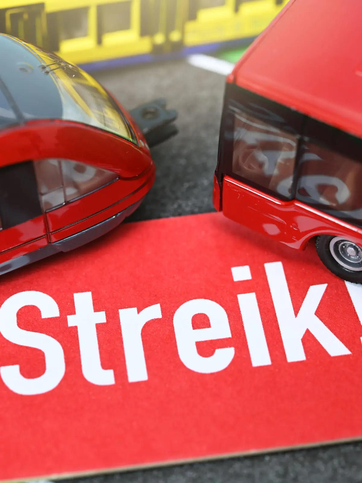 Minitaturen von Bus und Bahn mit einem Streik-Schild, Streik im ÖPNV / action press