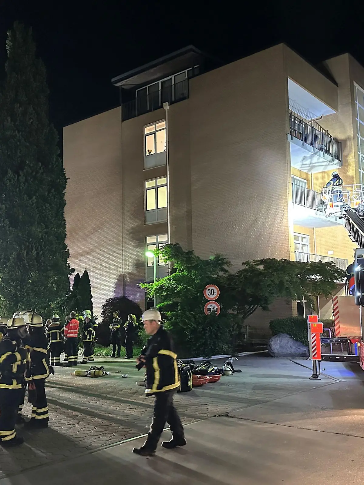 Bild zu: "Brand in Hamburger Krankenhaus – drei Tote, Dutzende Verletzte"