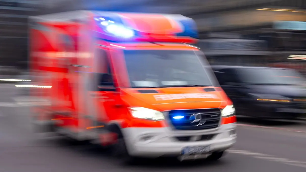 Sanitäter versorgen die Verletzten. (Symbolbild)