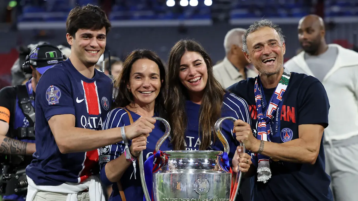 PSG-Trainer Luis Enrique von Paris jubelt mit seiner Frau Elena Cullell und seinen Kindern nach dem Finalsieg mit dem Pokal.