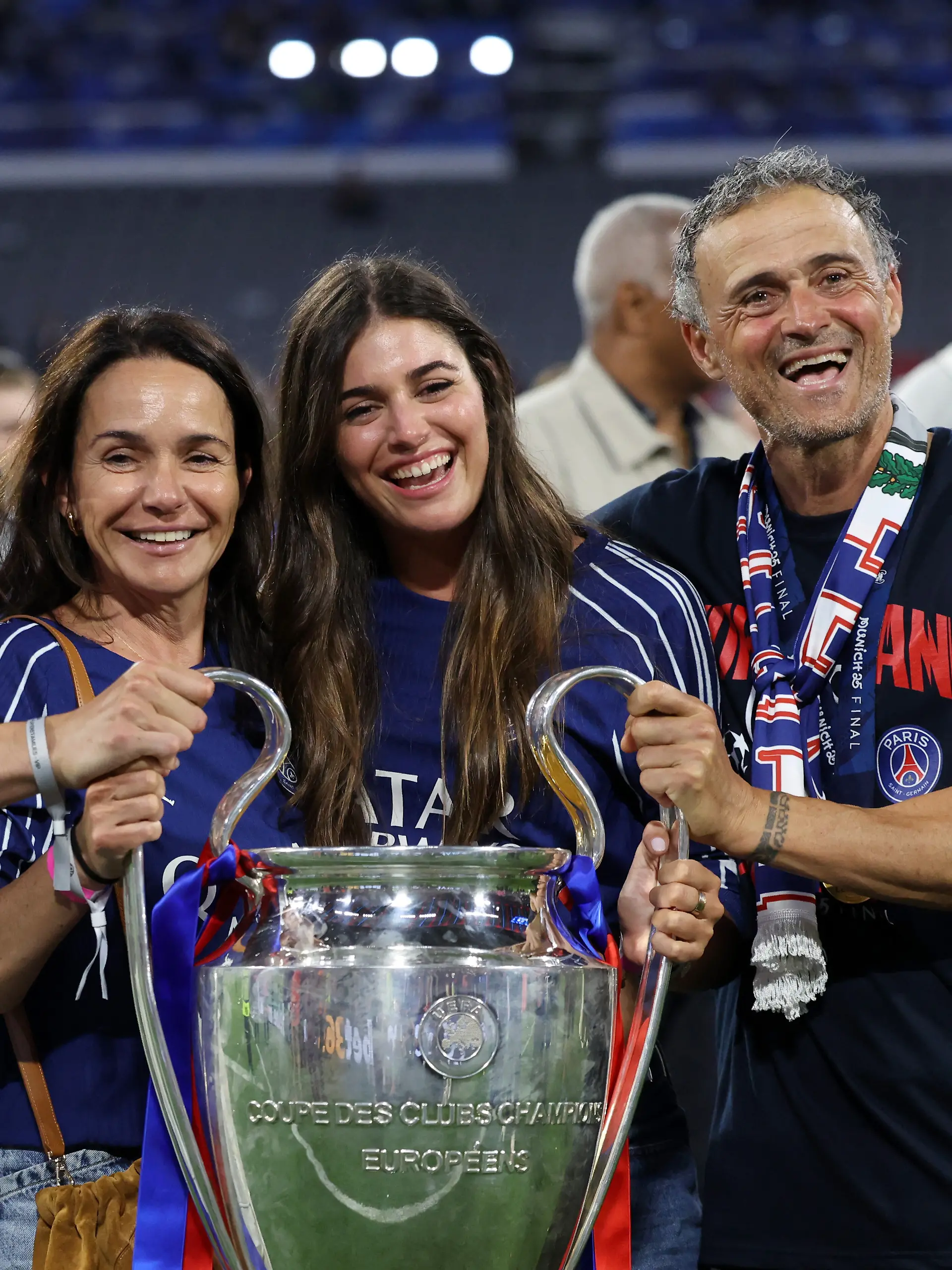 PSG-Trainer Luis Enrique von Paris jubelt mit seiner Frau Elena Cullell und seinen Kindern nach dem Finalsieg mit dem Pokal.