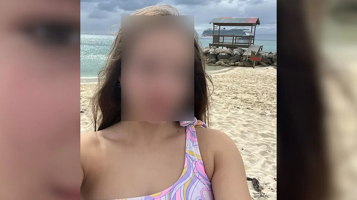 Alisa am Strand im Urlaub. Ihre Eltern teilen die Bilder in der Hoffnung, dass jemand sie erkennt.