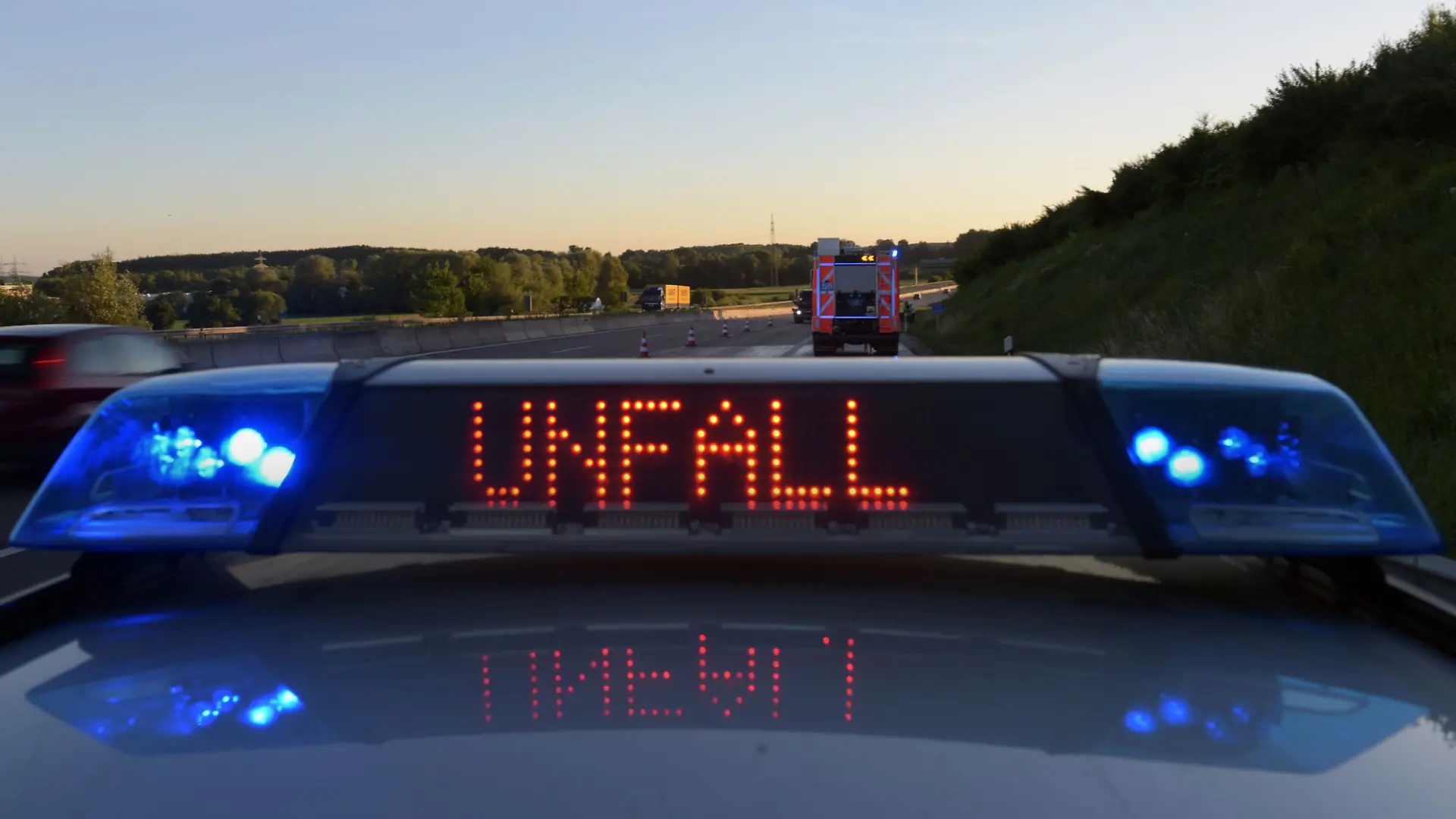 Durch seine hohe Geschwindigkeit kam das Auto von der Fahrbahn ab und prallte gegen die Mittelleitplanke (Symbolbild).