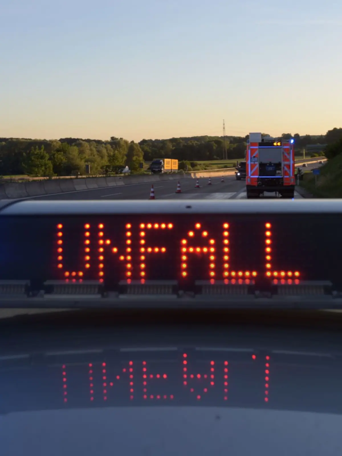 Durch seine hohe Geschwindigkeit kam das Auto von der Fahrbahn ab und prallte gegen die Mittelleitplanke (Symbolbild).