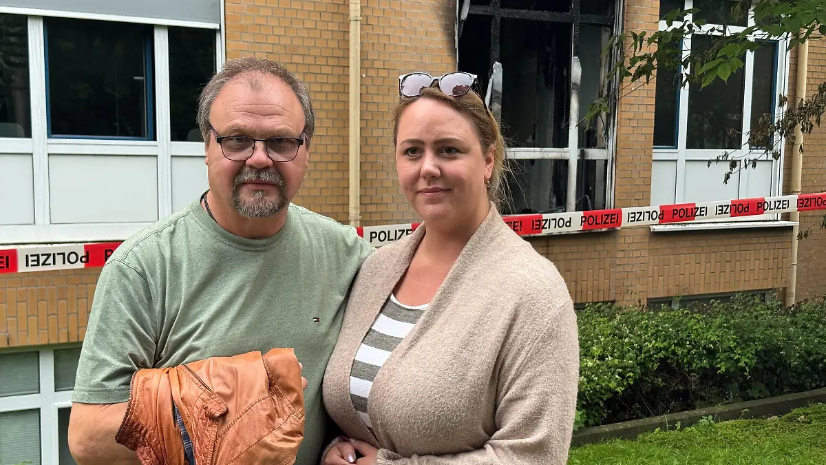 Andreas Geß (65) und Tochter Jaqueline (39) erzählen vor dem Marienkrankenhaus von ihrer Angst um Oma Christa (89).