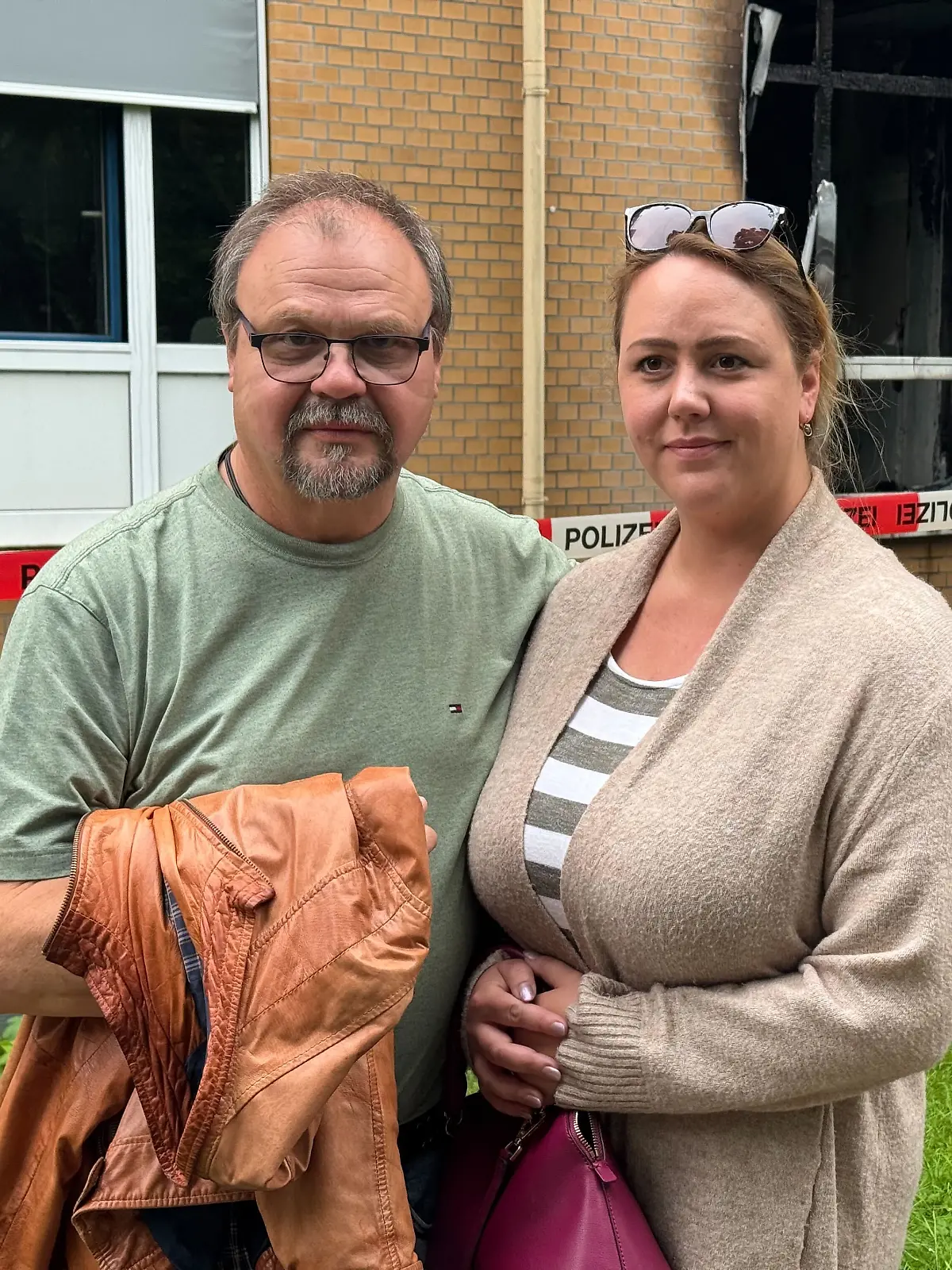 Andreas Geß (65) und Tochter Jaqueline (39) erzählen vor dem Marienkrankenhaus von ihrer Angst um Oma Christa (89).