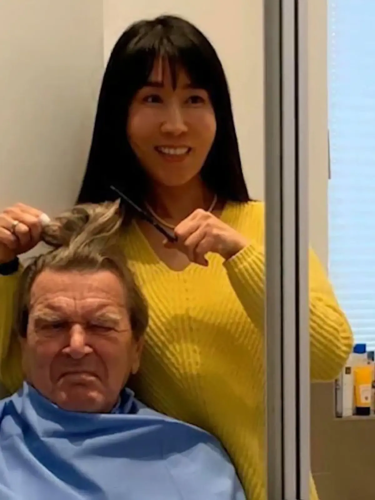Gerhard Schröder macht sich die Haare schön