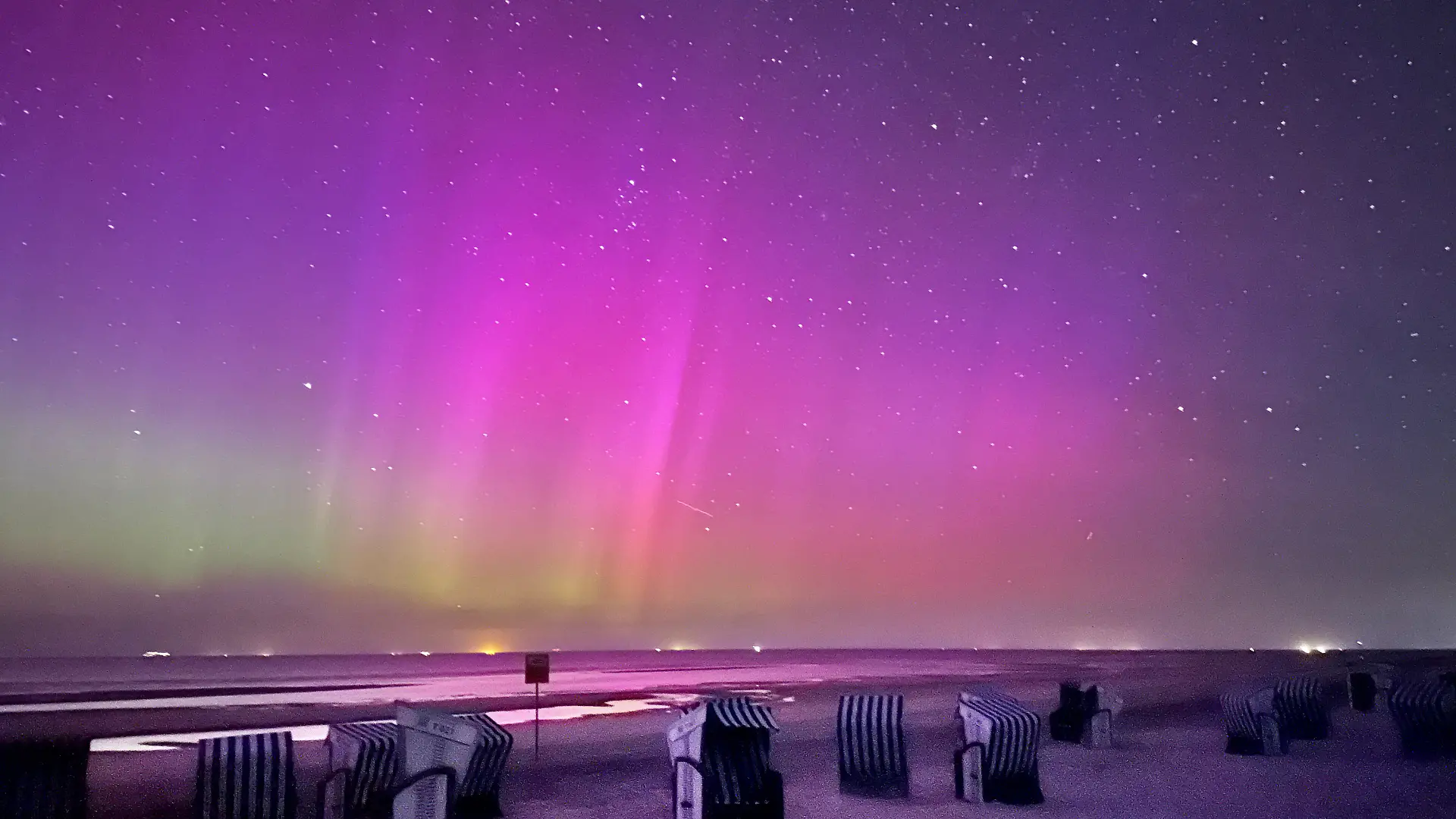 Polarlichter sind am Himmel über der Nordseeinsel Norderney zu sehen.