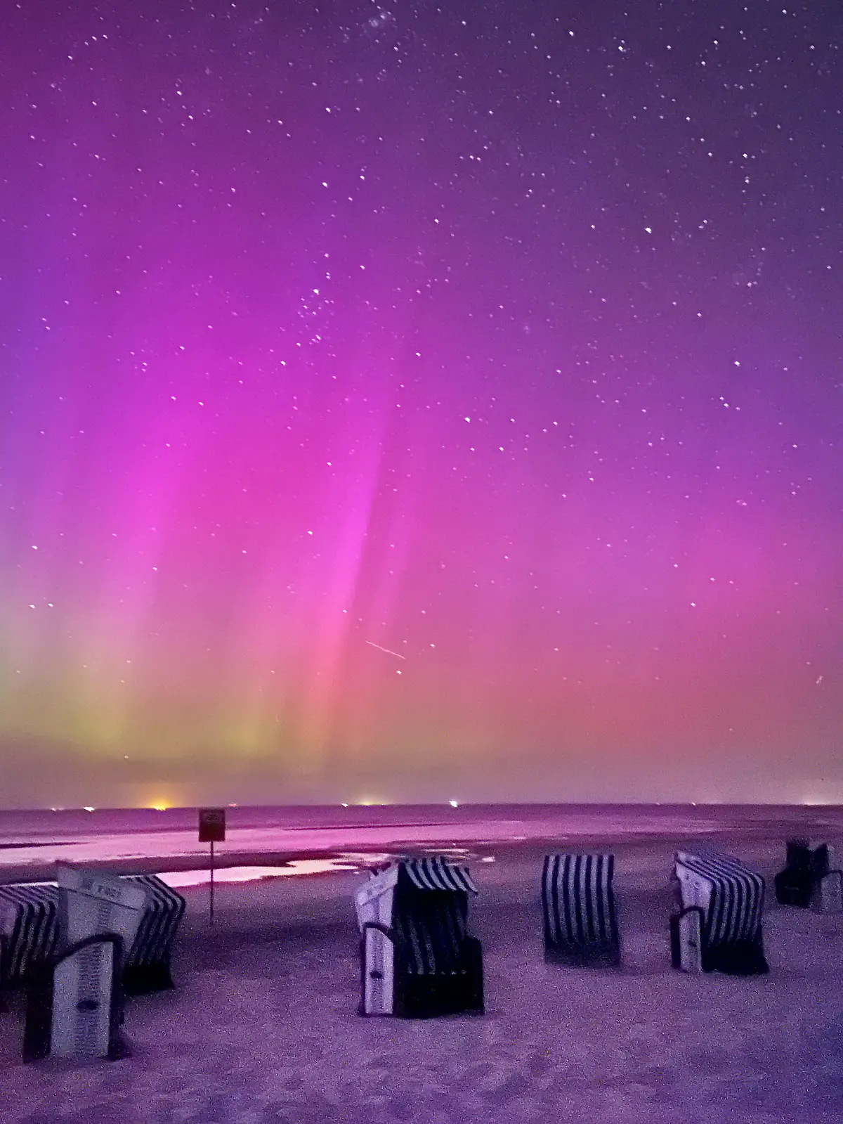 Polarlichter sind am Himmel über der Nordseeinsel Norderney zu sehen.