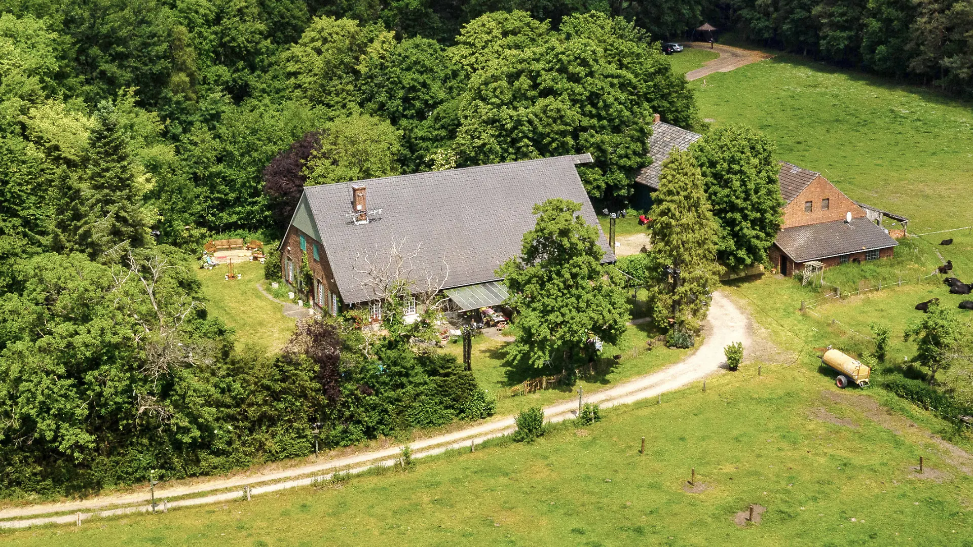 Das Gebäude, in dem die RTL-Realityshow "Sommerhaus der Stars" gedreht wurde (Aufnahme mit Drohne). 