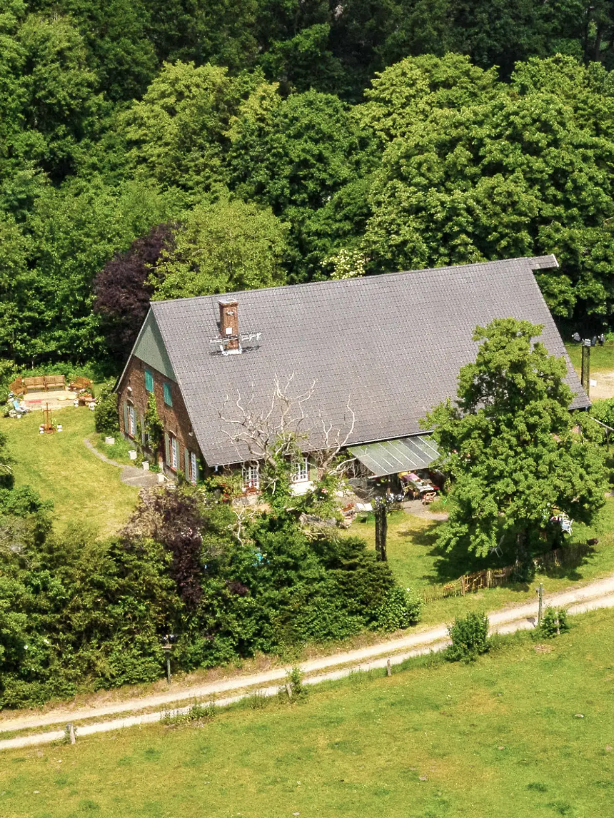 Das Gebäude, in dem die RTL-Realityshow "Sommerhaus der Stars" gedreht wurde (Aufnahme mit Drohne). 
