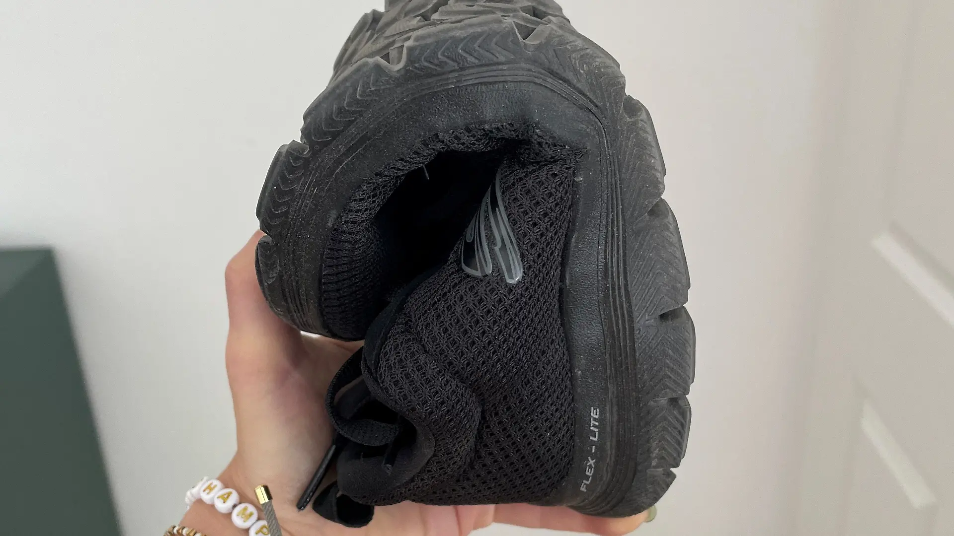 Der Sportschuh lässt sich leicht eindrücken. 