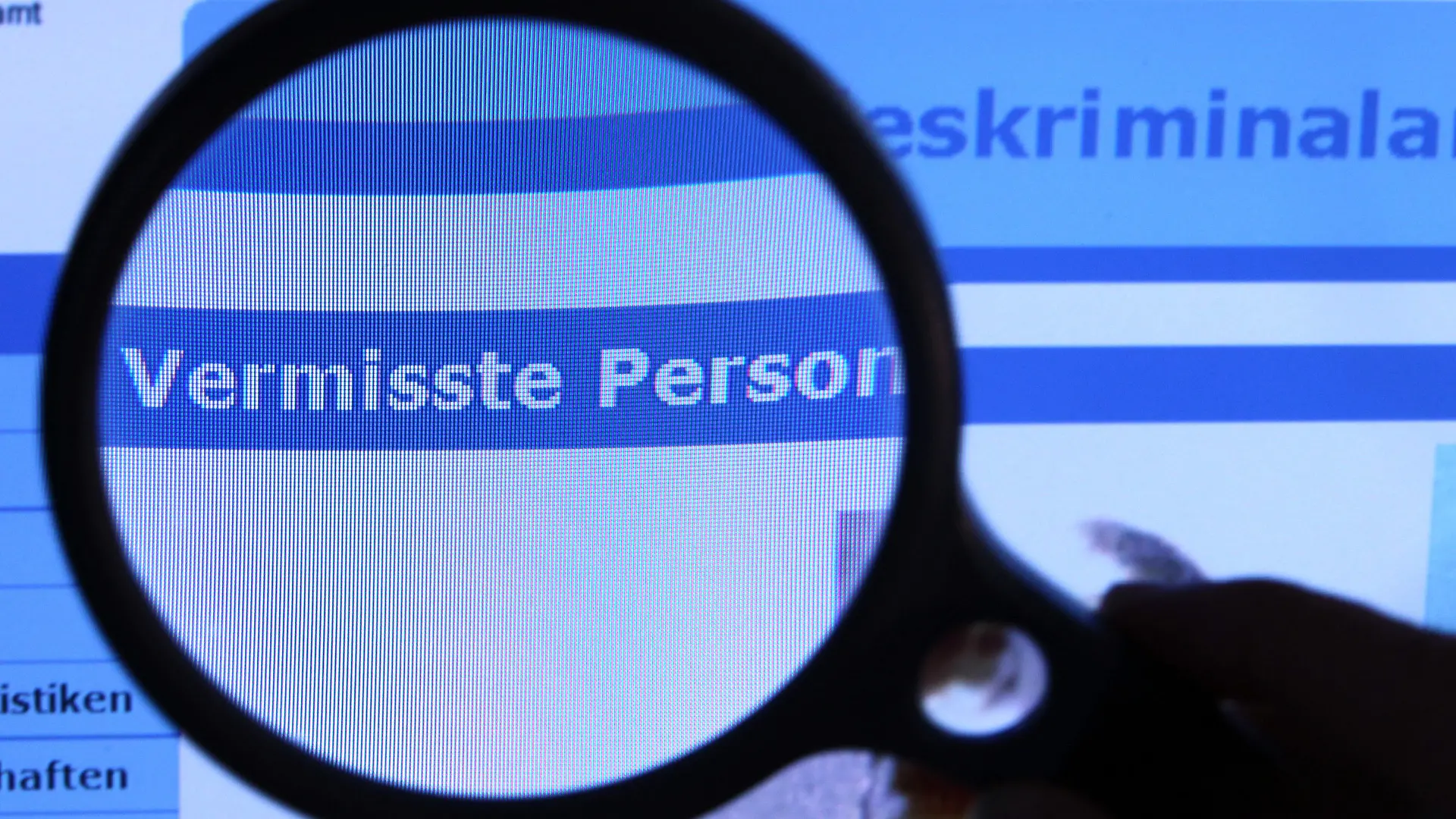 ARCHIV - 27.08.2010, Mecklenburg-Vorpommern, Schwerin: ILLUSTRATION - Hinter einer Lupe ist der Schriftzug "Vermisste Person" auf einem Fahndungsaufruf auf der Internetseite des Bundeskriminalamtes (BKA) zu sehen. (zu dpa "BKA: Aufklärungsquote bei vermissten Kindern bei über 90 Prozent") Foto: Jens Büttner/dpa-Zentralbild/dpa +++ dpa-Bildfunk +++